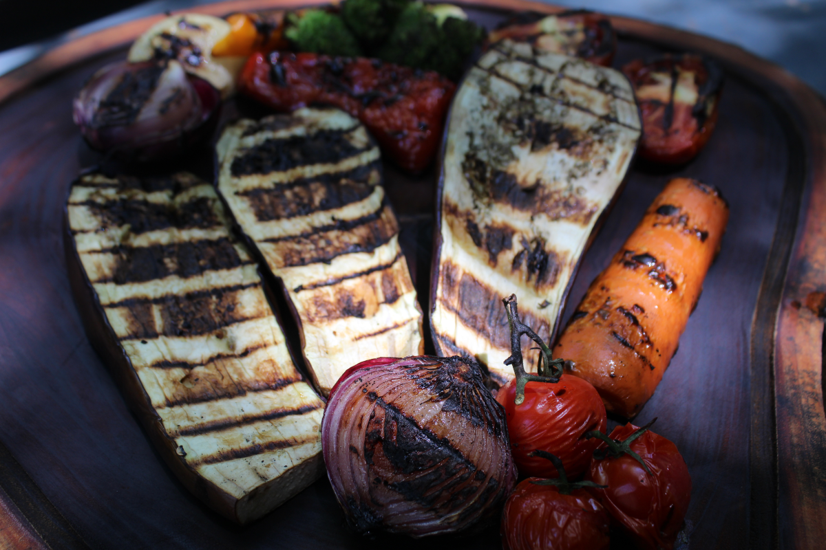 Buffet completo de churrasco com acompanhamentos variados